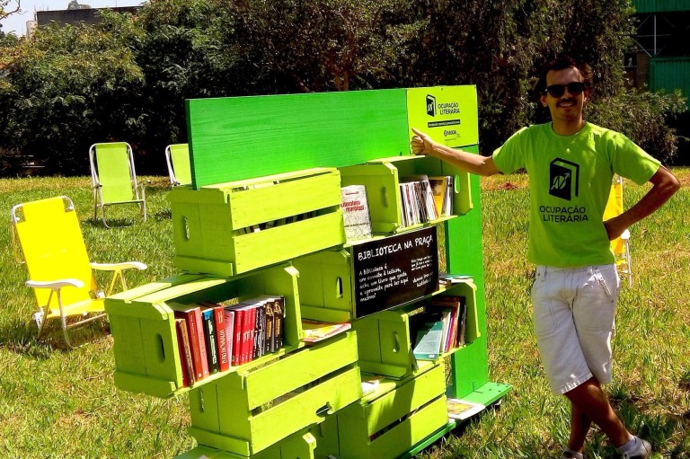 Biblioteca permite que visitantes leiam no parque Ibirapuera