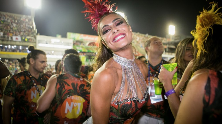 A atriz Juliana Paes no primeiro dia de desfiles das escolas de samba do grupo especial, no sambódromo da Marquês de Sapucaí no Rio de Janeiro, em 2017
