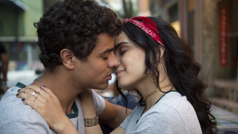 Tato (Matheus Abreu) e Ks (Carol Macedo) se beijam