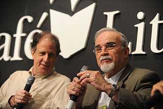 Larry Rohter e Roberto DaMatta conversam sobre as semelhanas e diferenas entre os Estados Unidos e o Brasil na 14 Bienal