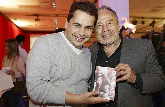 Ator Stênio Garcia exibe sua biografia, em São Paulo, ao lado do roteirista Wagner de Assis