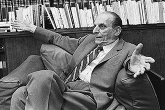O filsofo e pensador italiano, Norberto Bobbio, em seu escritrio em Turim (Itlia), nos anos 70.