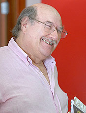 O poeta chileno Antonio Skrmeta, que participou da Fliporto 2009
