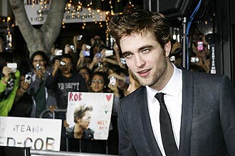 Robert Pattinson, que interpreta o vampiro Edward Cullen, na premire de "Lua Nova" que reuniu fs no MySpace e no Twitter