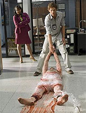 Dexter arrasta corpo, enquanto tenente durona acompanha trabalho