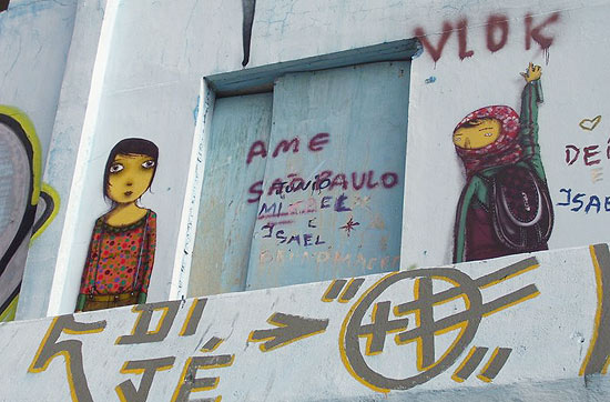 "Ame São Paulo" em grafite da dupla Osgêmeos (Otávio e Gustavo Pandolfo) em prédio abandonado na av. São João