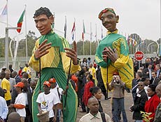 Marionetes vestidas com a camiseta da seleo sul-africana em Johannesburgo