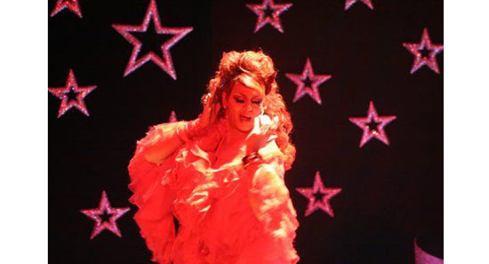 Dimmy Kieer se apresenta em musical; imagem da drag vai integrar exposio da fotgrafa Daia Oliver
