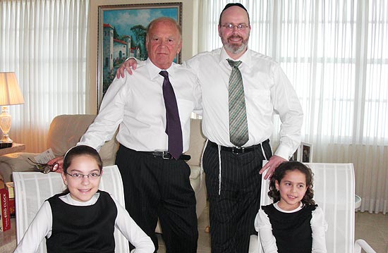 Na foto, Henry Katina (esq.) com seu filho e suas netas; sobrevivente do Holocausto vive atualmente no Brasil