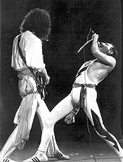 O vocalista Freddie Mercury e o guitarrista Brian May durante apresentação da banda Queen no primeiro Rock in Rio