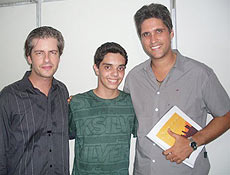 Na foto, Victor, Sarom e Leo, que segura o livro escrito pelo fã, inspirado na música da dupla