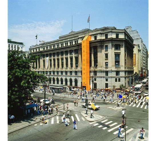 Guto Lacaz montou periscpio (em amarelo) no edifcio Alexandre Mackenzie, em So Paulo, em 1994