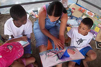 Atriz orienta leitura de crianas do bairro Jd. Santa Maria, zona leste de SP, durante o desenvolvimento do "Literatura na Cesta Bsica"