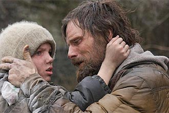 Viggo Mortensen vive homem que luta para sobreviver com seu filho em futuro ps-apocaliptico de "A Estrada", eleito o livro da dcada