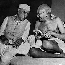 Gandhi( dir.) conversa com Jawaharlal Nehru, que virou, em 1947, primeiro-ministro da ndia