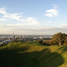 Mount Eden com a cidade de Auckland ao fundo; montanha  sagrada para o povo Maori