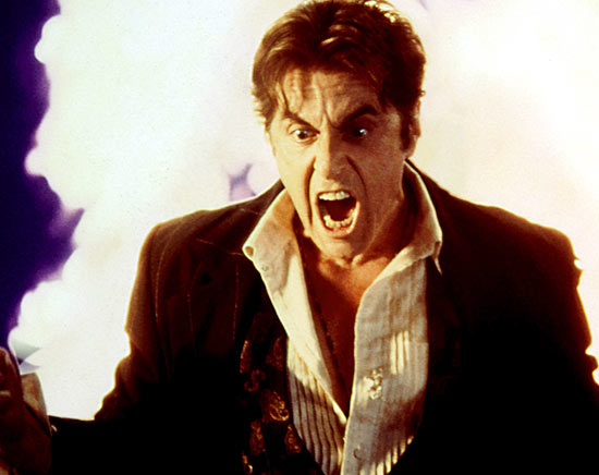 Em "O Advogado do Diabo", Al Pacino personifica o prprio demnio, camuflado pela identidade do dono da maior firma de advocacia de Nova York, que contrata o personagem de Keany Reeves para "roubar" sua alma
