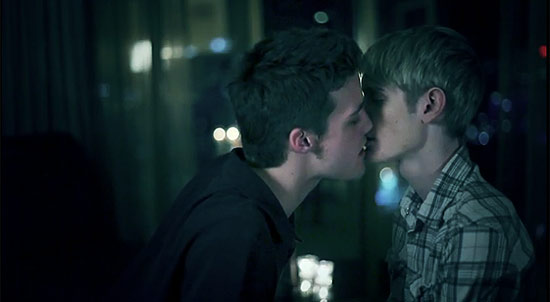 Os personagens Edmund e Billa se beijam em cena de trailer de "Twinklight", porn gay inspirado em "Crepsculo"