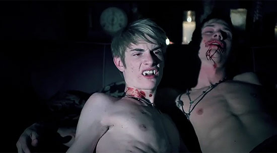 Vampiros em ao em cena de "Twinklight" divulgada em trailer no You Tube; filme parodia a "Saga Crepsculo"