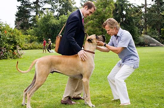 Marmaduke  inspecionado pelo patro de Phil no parque dos cachorros em cena do filme
