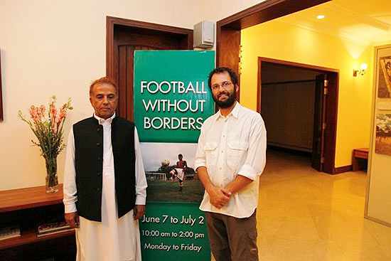 Aps abrir exposio em Islamabad, Caio Vilela ( dir.) viaja pelo interior do pas para fotografar futebol de rua