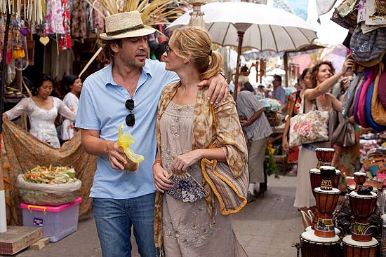 O espanhol Javier Bardem e Julia Roberts fazem o par romntico do filme; ela se apaixona durante viagem