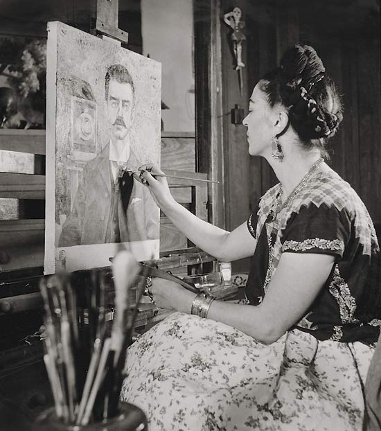 Frida Kahlo pintando o retrato de seu pai, em 1951 (foto de Gisele Freund)