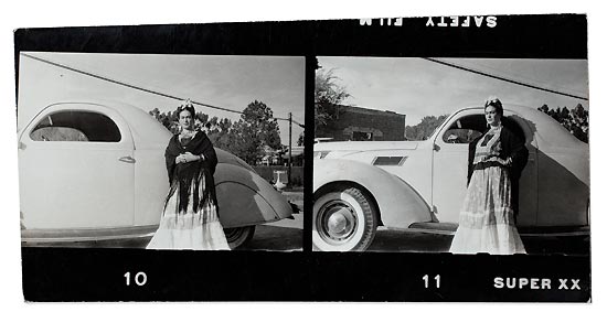 Fotograma de Frida Kahlo em frente a um carro, em 1943