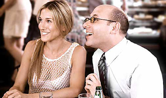 A simpatizante Carrie Bradshaw e seu amigo gay Stanford Blatch em cena do seriado "Sex and the City"