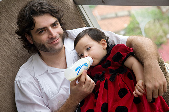 O jornalista Renato Kaufmann com sua filha Lucia; autor "hiperventilou" quando descobriu a gravidez