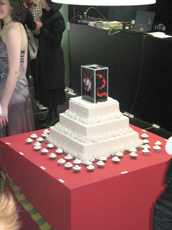 Bolo de casamento dos personagens Edward e Bella no estande da Intrnseca, sbado (14)