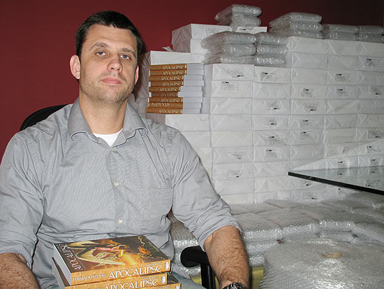 Autor Eduardo Spohr, ao lado das 4 mil cpias da segunda edio de "A Batalha do Apocalipse"