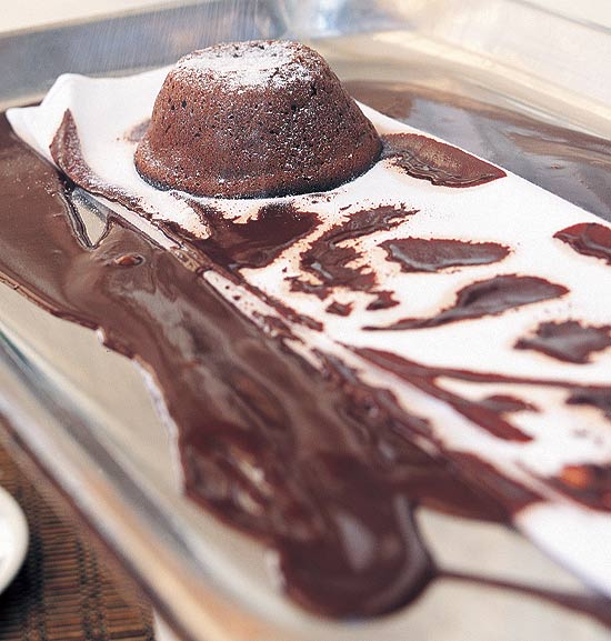 Muito famoso, o saboroso petit gteau  um bolinho de chocolate com casca crocante e recheio cremoso