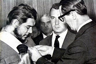 Jnio Quadros condecora Ernesto Che Guevara com a Ordem Nacional do Cruzeiro do Sul, a mais alta condecorao do Brasil
