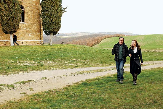 Os atores Tony Ramos e Mariana Ximenes em cenas gravadas na belissma paisagem da Itlia da novela