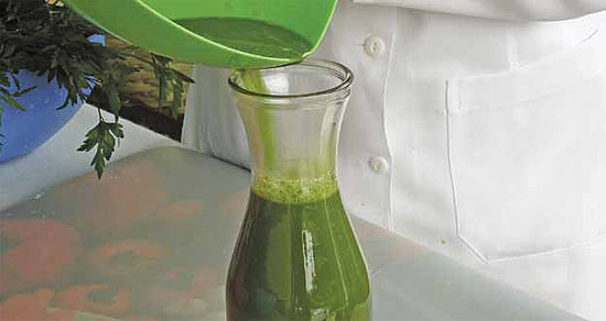 Em dias com a temperatura elevada o suco verde  um tima opo para hidratar e nutrir o corpo