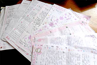 Estudantes enviaram correspondncias (foto) para a escritora com perguntas e opinies sobre a histria adaptada de bandido lendrio