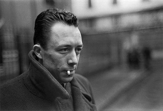 Albert Camus em foto de Henri Cartier-Bresson; Best Bolso lança principais obras do filosofo em versão pocket