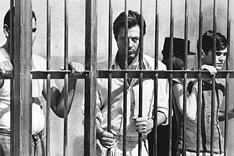 Ator italiano Marcello Mastroianni protagoniza adaptao para o cinema de "O Estrangeiro", dirigida pelo mestre Luchino Visconti