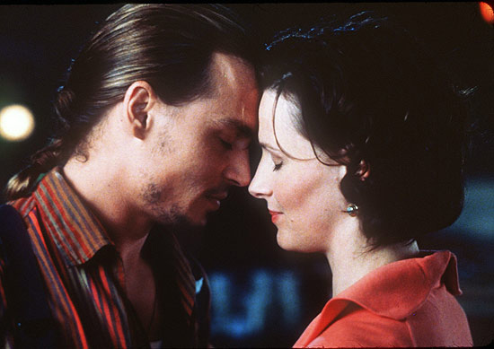 Juliette Binoche seduz Johnny Depp e toda a vila em que vive em "Chocolate"