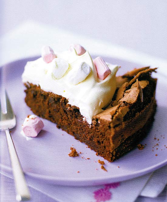 Deliciosa torta de chocolate e marshmallow leva menos de uma hora para ficar pronta
