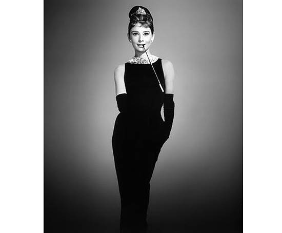 O pretinho básico teve sua versão mais notável usada por Audrey Hepburn em 1961