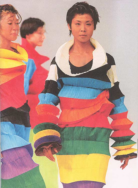 Da estilista vanguarda japonês Issey Miyake: o vestido Pleats Please