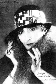 Marcel Duchamp vestido com roupas femininas, sob o nome de Rrose Slavy
