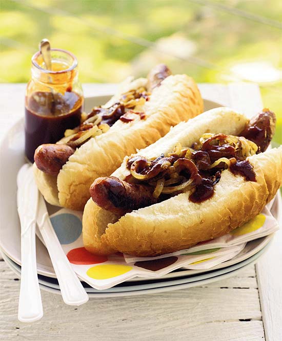 Cachorro-quente assado com massa de pão (hot dog sírio) ou