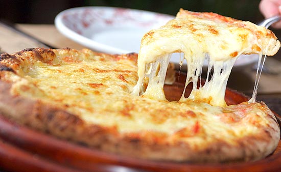 Com massa básica de pizza pode-se colocar qualquer recheio, como a tradicional mussarela (foto)