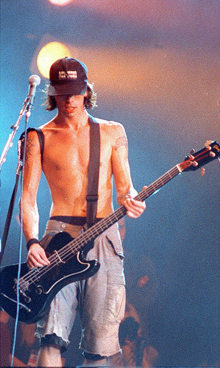 O baterista Dave Grohl assume o baixo durante o show da banda Nirvana, em São Paulo (SP).