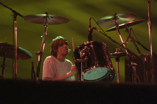 O cantor Kurt Cobain, vocalista da banda Nirvana, toca bateria durante show no Hollywood Rock, em São Paulo (SP).