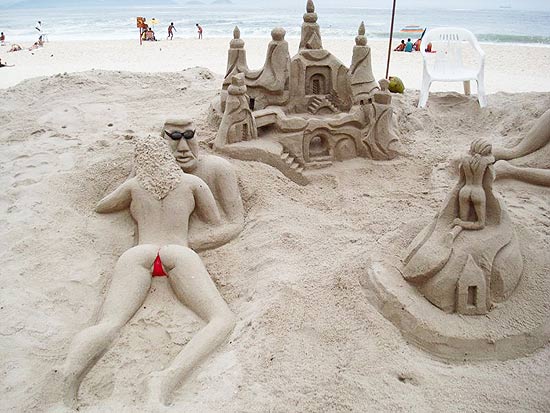 Esculturas de areia à beira do calçadão compõem o tradiconal cenário de Copacabana