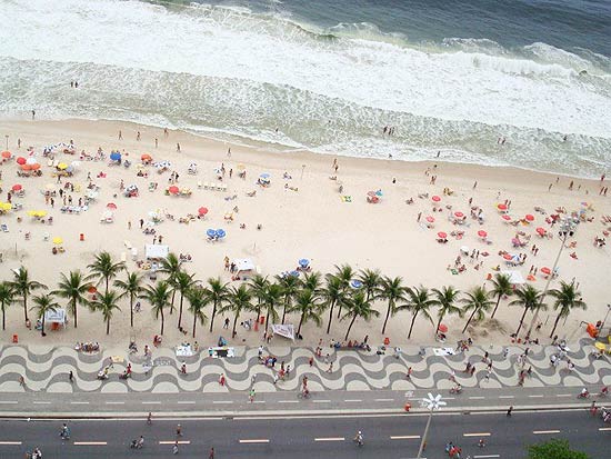 Em Copacabana, turistas aproveitam o mar, o calçadão e o asfalto para caminhar, andar de bicicleta